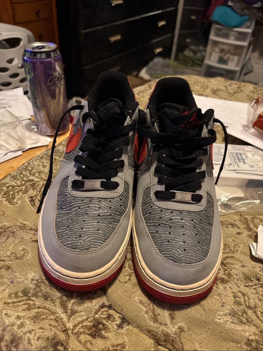 Nike Men's Gray Sneakers with Red Swoosh - Low Top